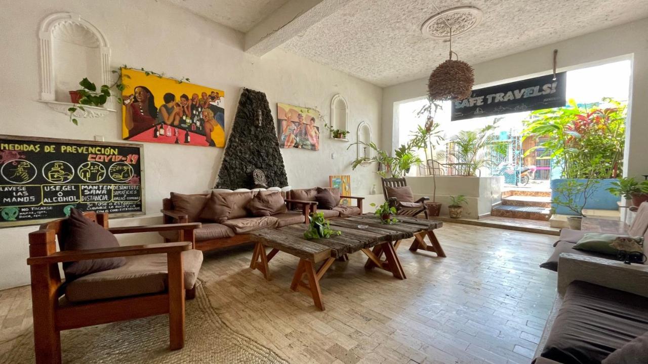 Weary Traveler Hostel ตูลุม ภายนอก รูปภาพ