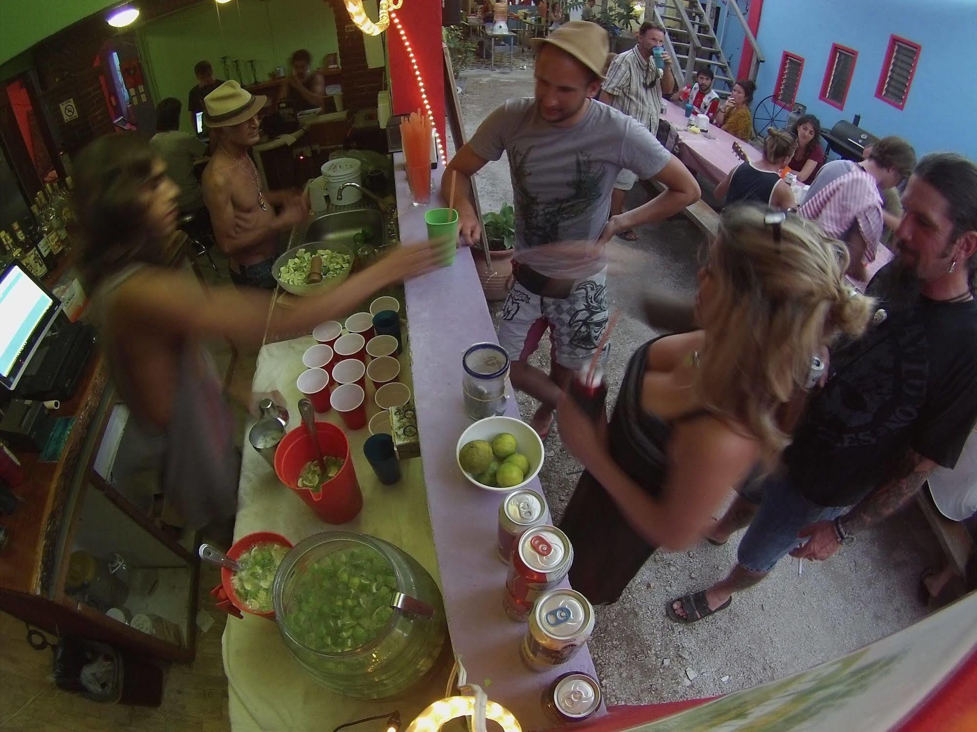 Weary Traveler Hostel ตูลุม ภายนอก รูปภาพ